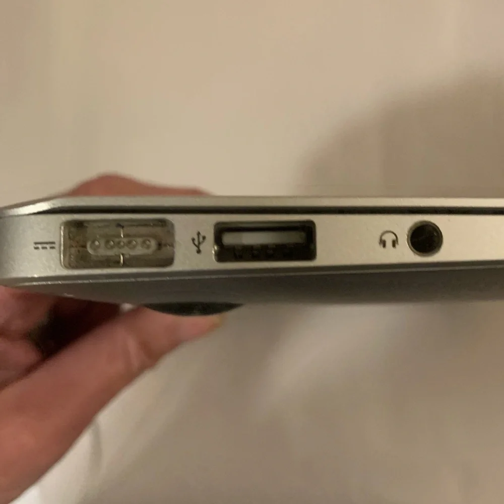 Apple MacBook Air MC505LL/A 1.40 GHz 2GB RAM 64GB SSD 11.6
